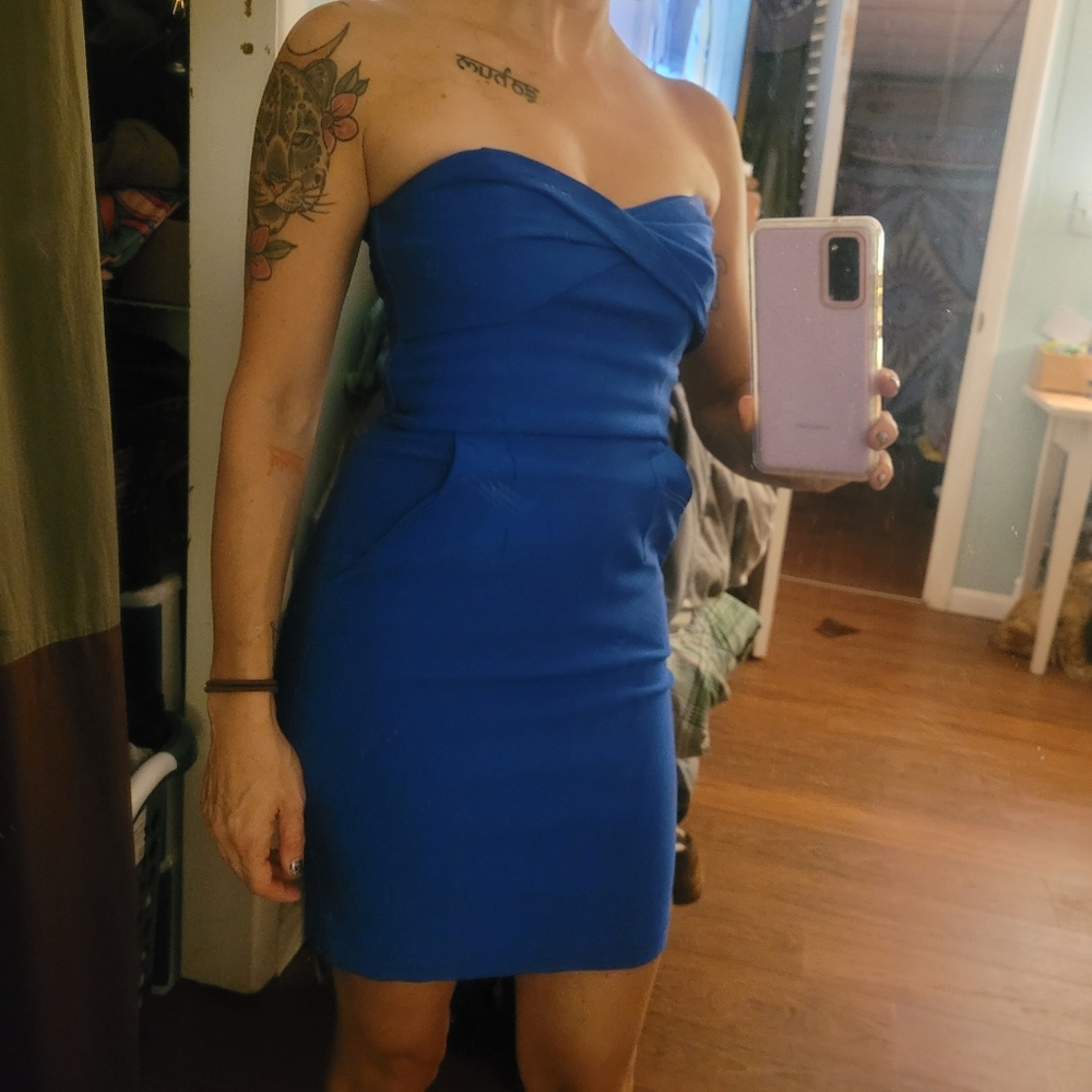 Bodycon blue strapless dress with pockets